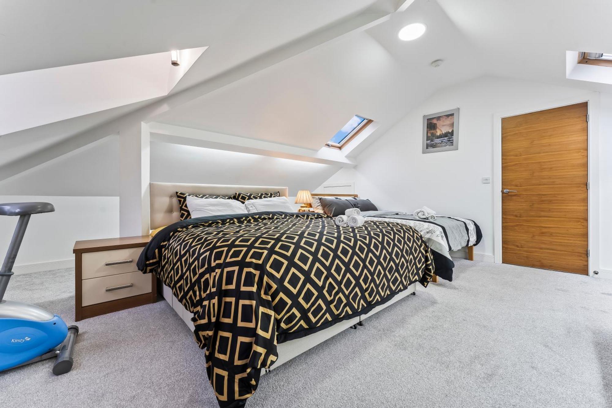 Exquisite 2-Bedroom Penthouse-Sleeps 7-Free Parking With Workstations & High-Speed Wifi Birmingham Zewnętrze zdjęcie
