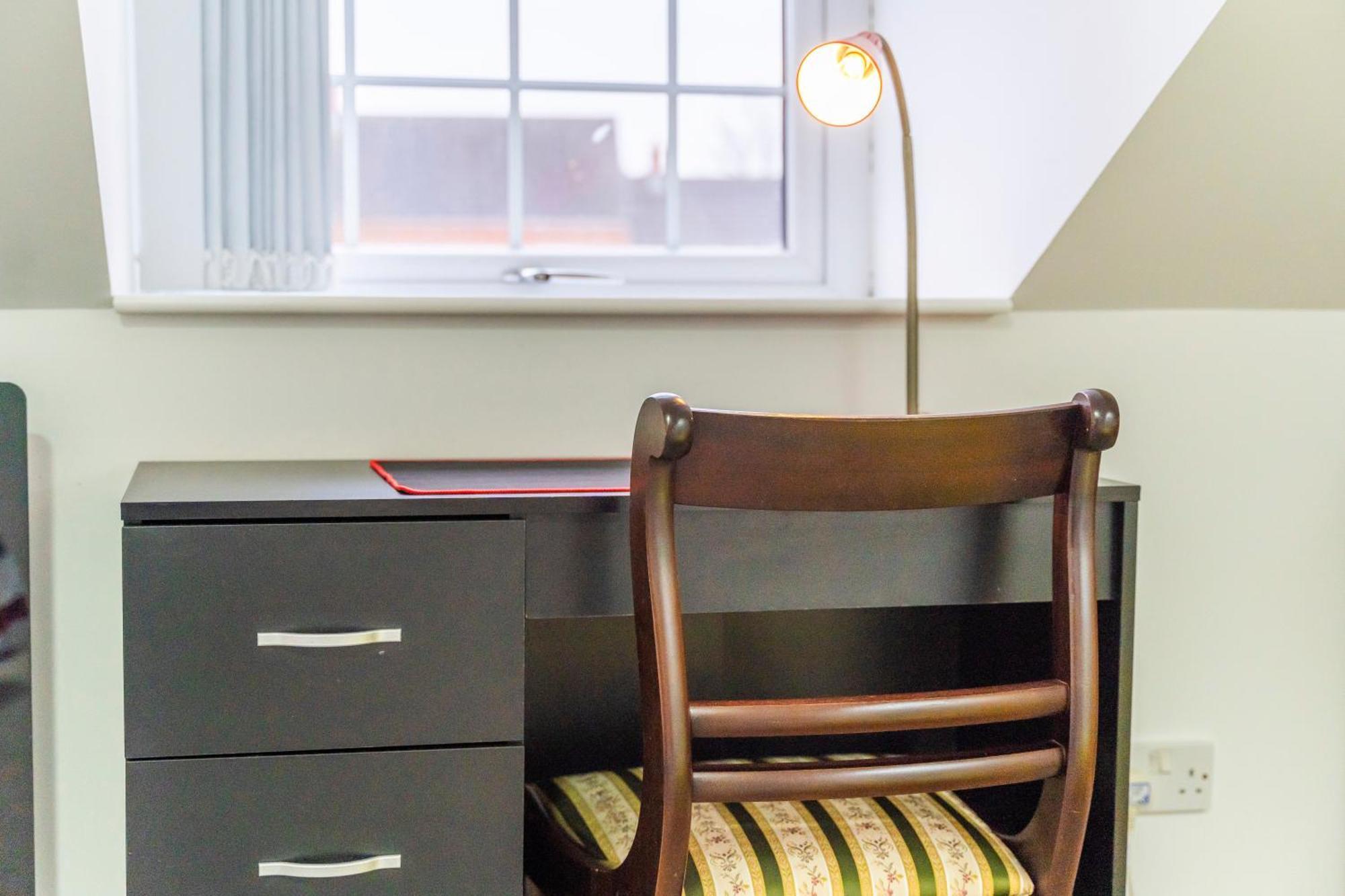 Exquisite 2-Bedroom Penthouse-Sleeps 7-Free Parking With Workstations & High-Speed Wifi Birmingham Zewnętrze zdjęcie